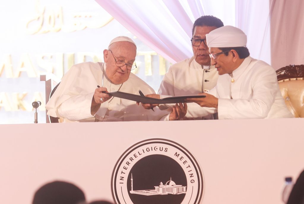 Paus Fransiskus bersama Imam Besar Masjid Istiqlal Nasaruddin Umar (kanan) menandatangani deklarasi perdamaian dan lingkungan hidup dalam pertemuan tokoh agama di Plaza Al Fatah, kompleks Masjid Istiqlal, Jakarta, Kamis (5/9/2024). 