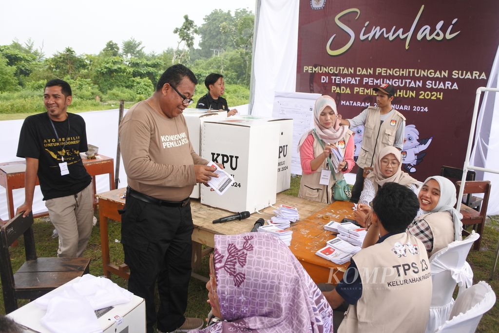 Suasana kegiatan Simulasi Pemungutan dan Penghitungan Suara Pemilu 2024 yang diselenggarakan Komisi Pemilihan Umum Kota Mataram di Tempat Pemungutan Suara (TPS) 23 Pagutan, Kota Mataram, Nusa Tenggara Barat, Rabu (24/1/2024). Simulasi tersebut bertujuan agar Kelompok Penyelenggara Pemungutan Suara dan warga yang masuk daftar pemilih tetap memahami alur pemungutan dan penghitungan suara pada Pemilu 14 Februari 2024 mendatang.
