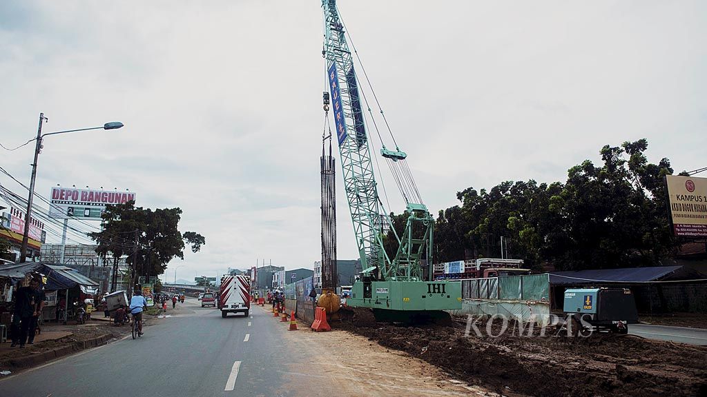 Aktivitas pembangunan pengerjaan fisik proyek Jalan Tol Lingkar Luar Bogor (Bogor Outer Ring Road/BORR) sesi II B sepanjang 2,6 kilometer di ruas Kedunghalang-Simpang Yasmin, Bogor, Jawa Barat, Rabu (8/2). BORR sesi II dari Kedung Badak sampai Yasmin/Salabenda merupakan terusan BORR sesi I dari Sentul Selatan sampai Kedung Badak.