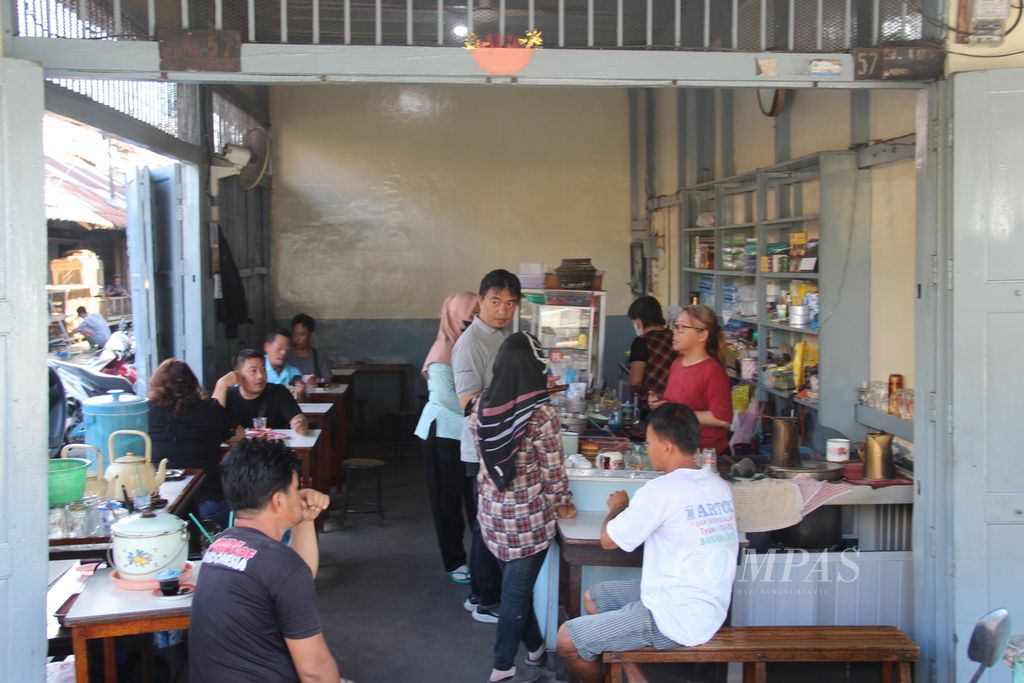 Warung kopi di Pasar Tengah, tepian Sungai Kapuas, Kota Pontianak, Kalimantan Barat, yang berdiri sejak 1970-an.