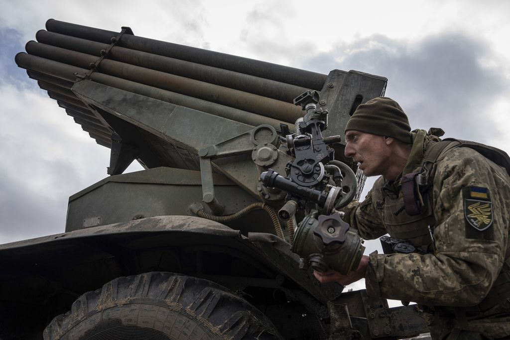 Anggota paramiliter dari Brigade Serangan Udara 95 Ukraina tengah bersiap menembakkan MSLR BM-21 ke posisi tentara Rusia di Kreminna, Ukraina, Kamis (9/3/2023).