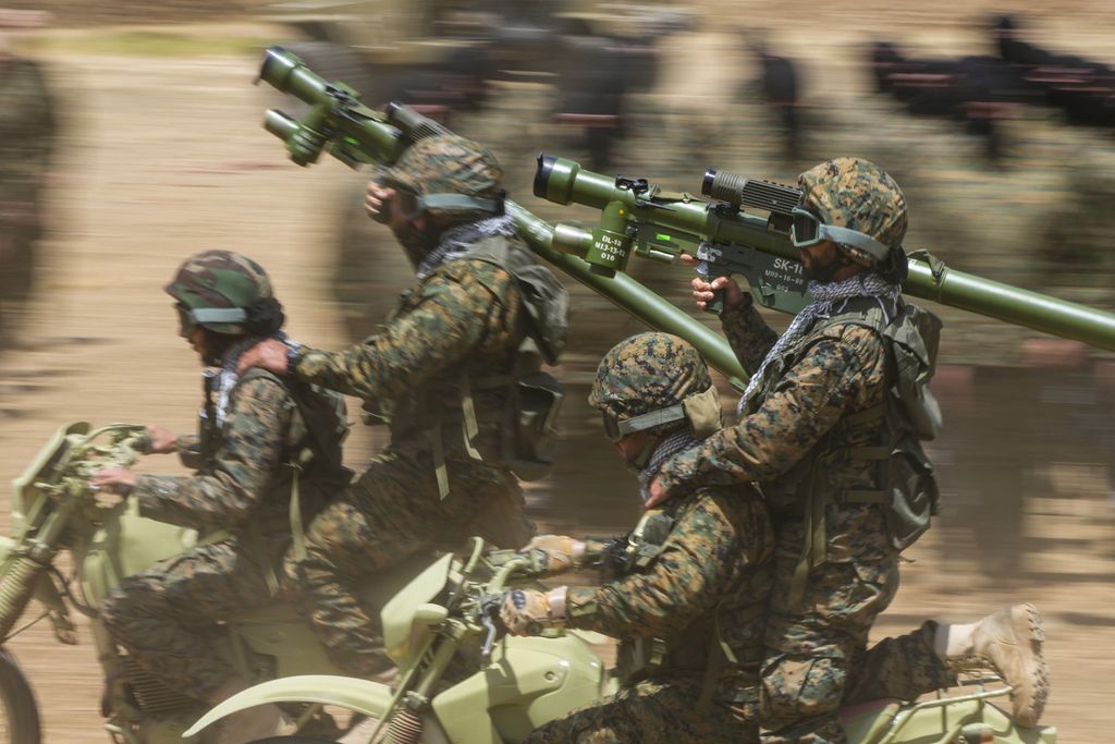 Milisi tempur kelompok Hezbollah berlatih di Desa Aaramta, Distrik Jezzine, Lebanon selatan, 21 Mei 2023. 