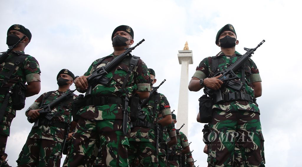 Prajurit Angkatan Darat mengikuti apel gelar pasukan di Monumen Nasional, Jakarta, Selasa (25/1/2022). 