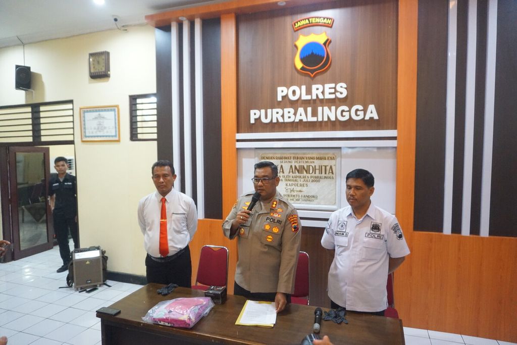 Jajaran Kepolisian Resor Purbalingga menggelar jumpa pers kasus pembuangan bayi di Mrebet, Purbalingga, Jawa Tengah, Senin (27/3/2023).