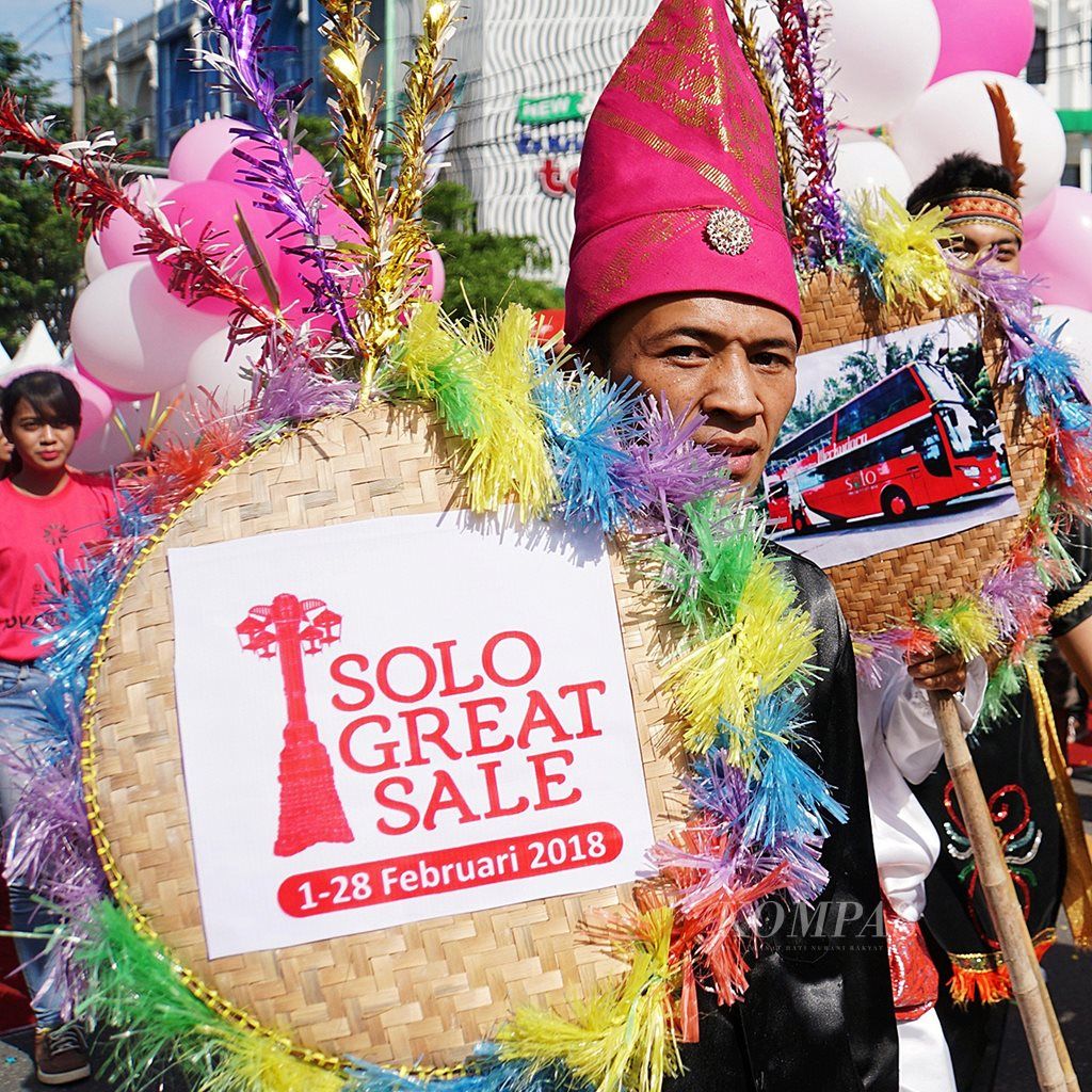 Pawai peluncuran program Solo Great Sale di Solo, Jawa Tengah, Minggu (28/1). Kegiatan yang digelar pada 1-28 Februari dengan memberikan diskon belanja hingga 80 persen ini untuk menggairahkan perekonomian Solo yang biasanya lesu pada Februari.