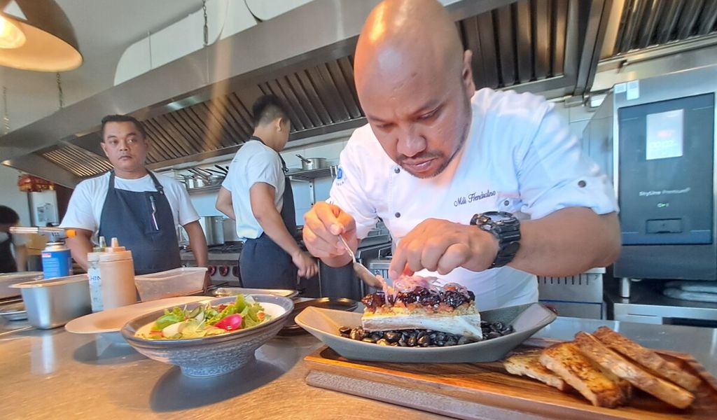 Chef MiliHendratno didampingi kru dapurnya tengah mempersiapkan salah satu hidangan andalan di Restoran Mil's Kitchen, Sabtu (3/6/2023), yang belum lama dibuka sebagai cabang pertama di kawasan Kabupaten Badung, Bali. Bisnis restorannya dimulai Mili saat pandemi melanda dan berhasil bertahan hingga kini. 