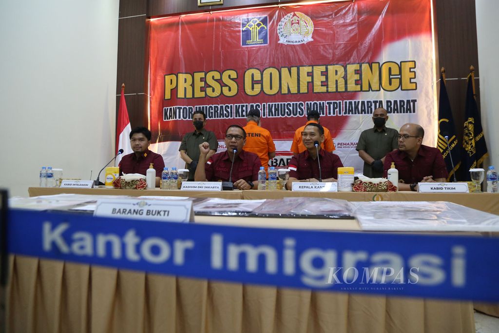 Kepala Divisi Keimigrasian DKI Jakarta Sandi Andaryadi (kedua dari kiri) menyampaikan keterangan pers saat rilis dugaan kasus penyalahgunaan izin tinggal warga negara asing di Kantor Imigrasi Kelas I Khusus Non-TPI Jakarta Barat, Kamis (26/10/2023). 
