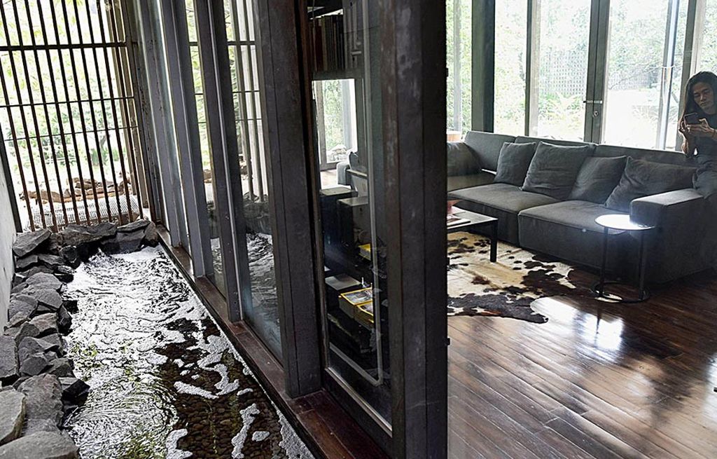 Aliran air yang menyekat ruang tamu dengan ruangan lain pada rumah Jay Subiyakto di kawasan Jati Padang, Jakarta Selatan, Sabtu (22/7). 