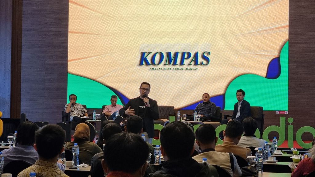 Product Manager Senior Manager Lead Tokopedia Hatta Bagus Himawan memberikan materi dalam Workshop “Makin Jago Jualan di Tokopedia” di Kota Bandung, Jawa Barat, Kamis (6/10/2022). Hadir sebagai moderator dalam acara ini Wakil Redaktur Pelaksana Harian <i>Kompas </i>Andreas Maryoto. 