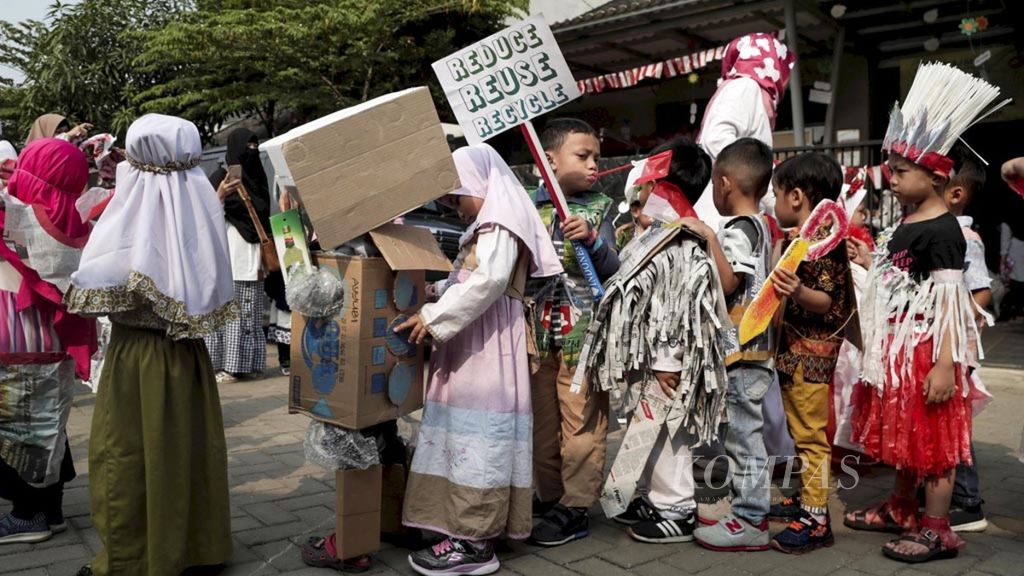 Murid-murid Taman Kanak-kanak Annajah, Sawangan, Depok, Jawa Barat, mengenakan pakaian dari barang bekas dan daur ulang saat memperingati Hari Kemerdekaan RI di sekolah mereka, pertengahan Agustus 2019.