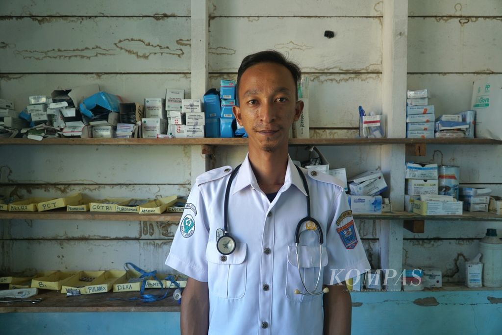 Tenaga kesehatan, Rahmat Ziki (29), berpose di ruang pengobatan poskesdes di Dusun Koritbuah, Desa Sinaka, Kecamatan Pagai Selatan, Kepulauan Mentawai, Sumatera Barat, Minggu (18/6/2023).