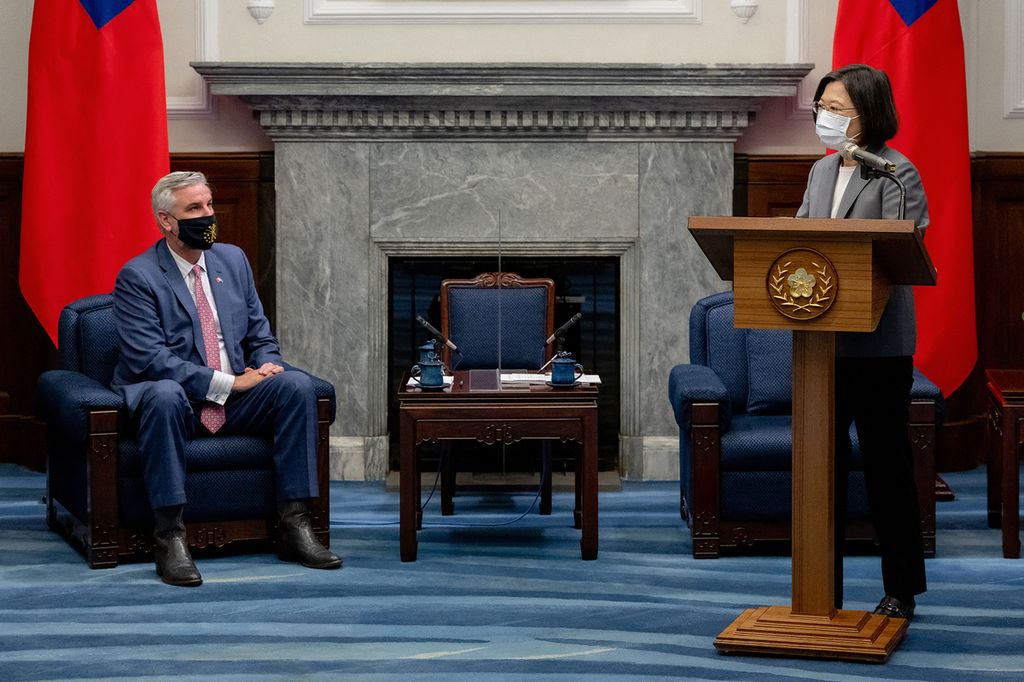 Presiden Taiwan Tsai Ing-wen bertemu Eric Holcomb, Gubernur Negara Bagian Indiana, Amerika Serikat, di Kantor Presiden Taiwan, Senin (22/8/2022). 