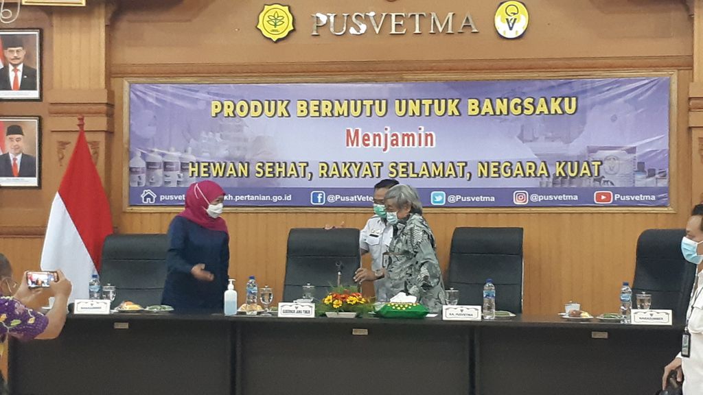 Gubernur Jatim Khofifah Indar Parawansa dan sejumlah pakar kedokteran hewan dari berbagai perguruan tinggi rapat membahas penanggulangan PMK di Pusvetma Surabaya, Rabu (25/5/2022).
