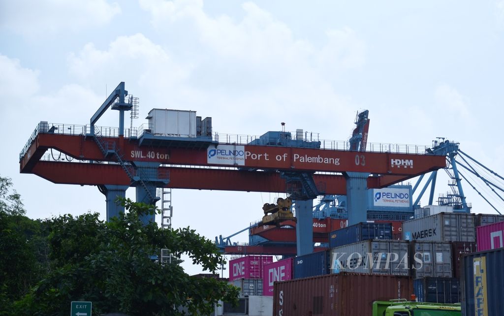 Aktivitas di terminal peti kemas Pelabuhan Boom Baru, Palembang, Sumatera Selatan, Jumat (8/12/2023).
