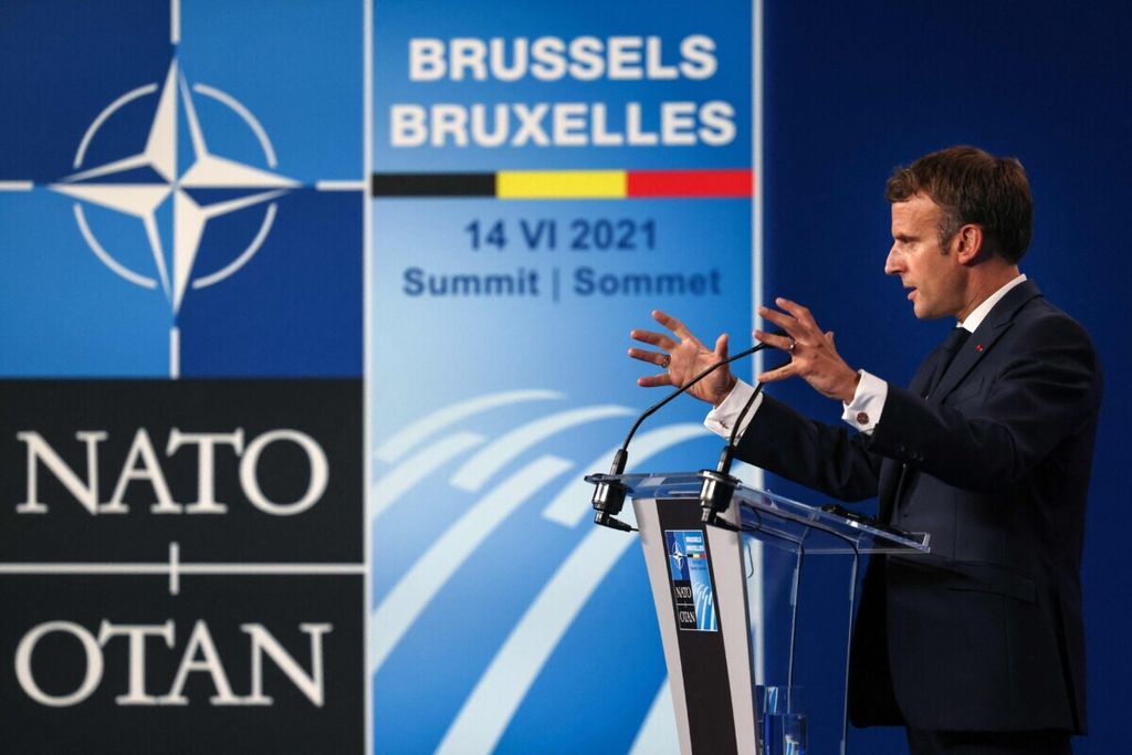 Presiden Perancis Emmanuel Macron memberikan konferensi pers selama KTT NATO di markas besar Pakta Pertahanan Atlantik Utara (NATO) di Brussels pada 14 Juni 2021 mengenai serangan siber antarnegara. 