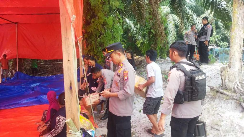Aparat keamanan menjaga tempat pengungsian yang diisi karyawan PT HMBP I, Seruyan, Kalteng, yang terpaksa mengungsi karena terdampak kerusuhan antara warga dan aparat kepolisian, Senin (25/9/2023).
