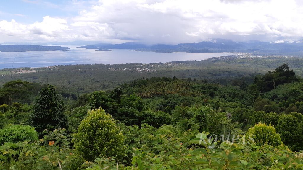 Pemandangan pesisir Teluk Bacan, Kabupaten Halmahera Selatan, Maluku Utara, dari Gunung Sibela di Pulau Bacan.