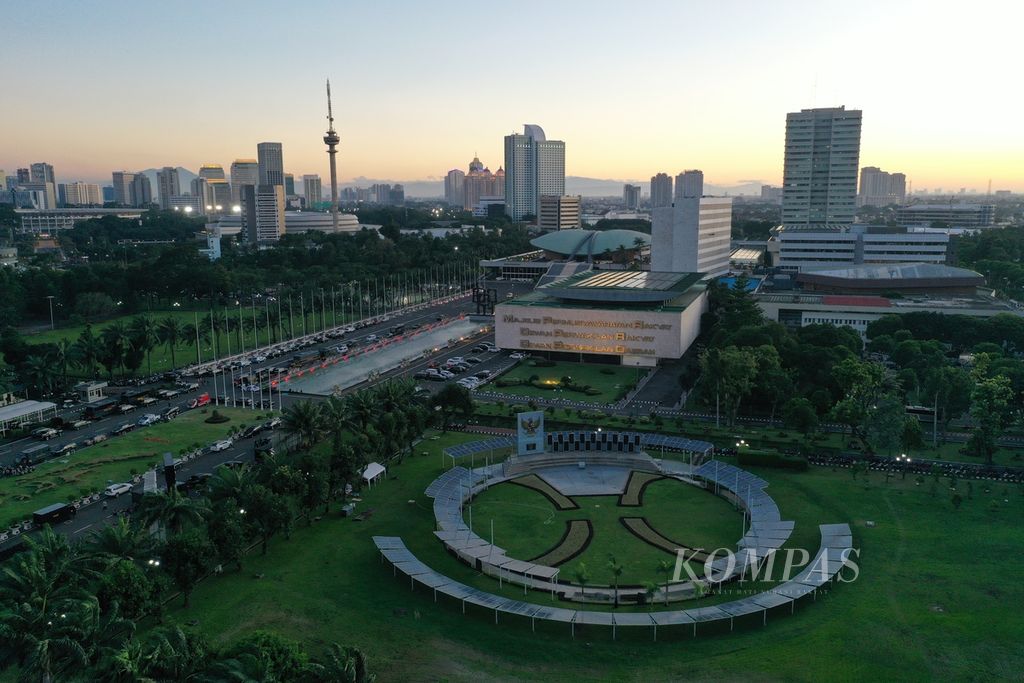 Gedung DPR di Jalan Gatot Subroto, Jakarta, Selasa (19/3/2024). Dinamika politik setelah pengumuman hasil Pemilu 2024 beralih ke jumlah kursi partai yang lolos ke Senayan.