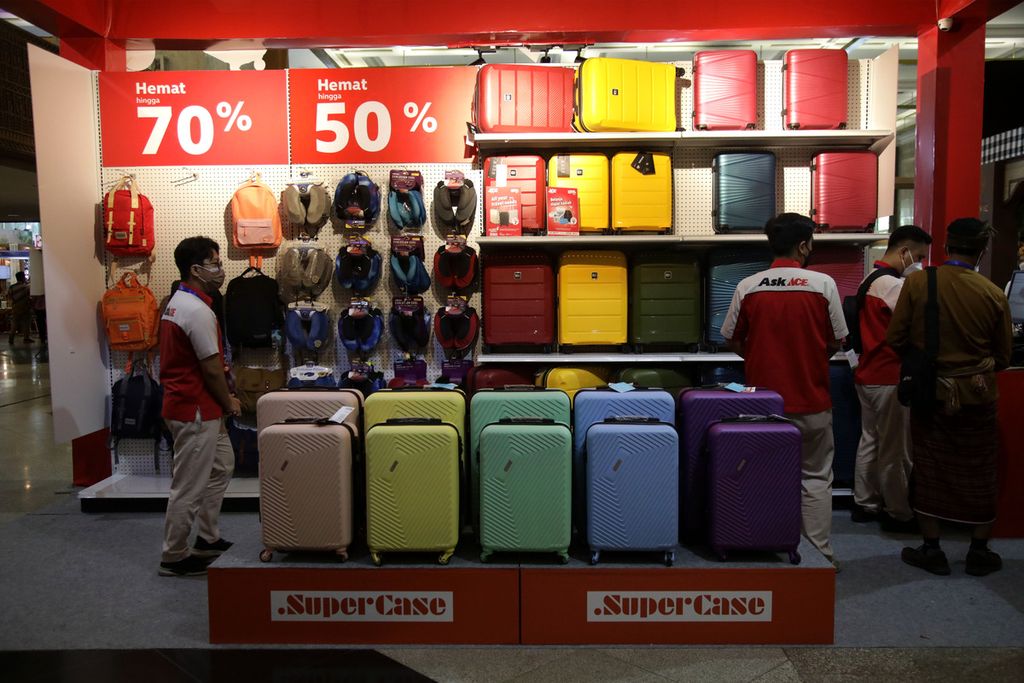 Salah satu stan pamer yang menampilkan berbagai perlengkapan penunjang perjalanan pada Kompas Travel Fair 2022 di Jakarta Convention Center Senayan, Jakarta, Jumat (9/9/2022). KTF 2022 akan berlangsung hingga 11 September 2022. Sebanyak 77 stan mengikuti pameran ini. 