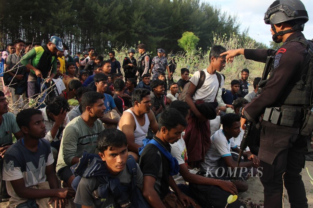 Pengungsi etnis Rohingya yang berlayar dari Bangladesh, Minggu (8/1/2023), terdampar di Pantai Kuala Gigeng, Desa Lam Nga, Kecamatan Baitussalam, Kabupaten Aceh Besar, Aceh. 
