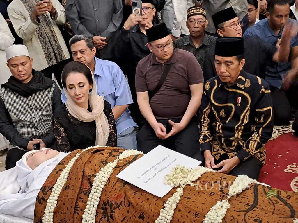 President Joko Widodo (right) pays his last respects to the late BRA Mooryati Soedibyo at the funeral home, which is also his private residence on Jalan Ki Mangunsarkoro No.69, Menteng, Central Jakarta, Wednesday (24/4/2024) afternoon. The President was accompanied by Mooryati's daughter, Putri Kus Wisnu Wardani (left).