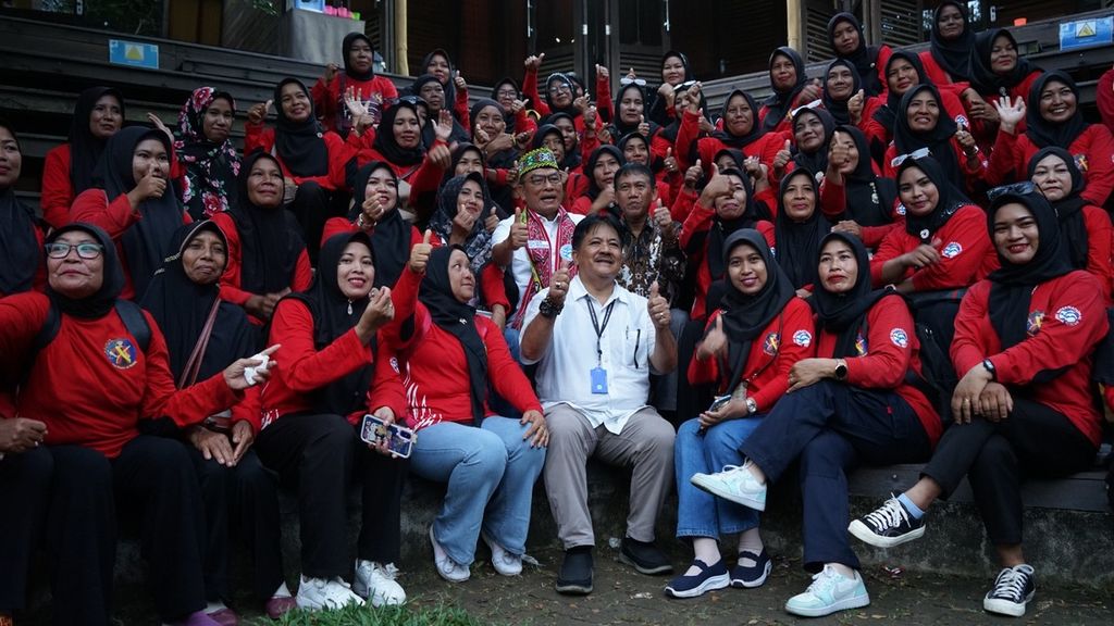 Kepala Staf Kepresidenan, Moeldoko bertemu dengan para ibu yang menjadi Relawan Pemadam Karhutla, di pusat penyelamatan dan konservasi orangutan Yayasan Inisiasi Alam Rehabilitasi Indonesia (YIARI), di Ketapang, Kalimantan Barat, Jumat (21/7/2023).