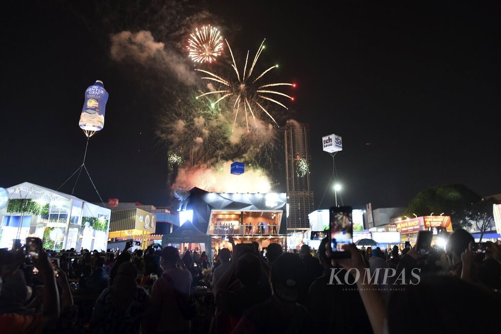 Pesta kembang api memeriahkan pembukaan Jakarta Fair Kemayoran 2022 yang berlangsung di Jakarta International Expo, Kemayoran, Jakarta Pusat, Kamis (9/6/2022). 