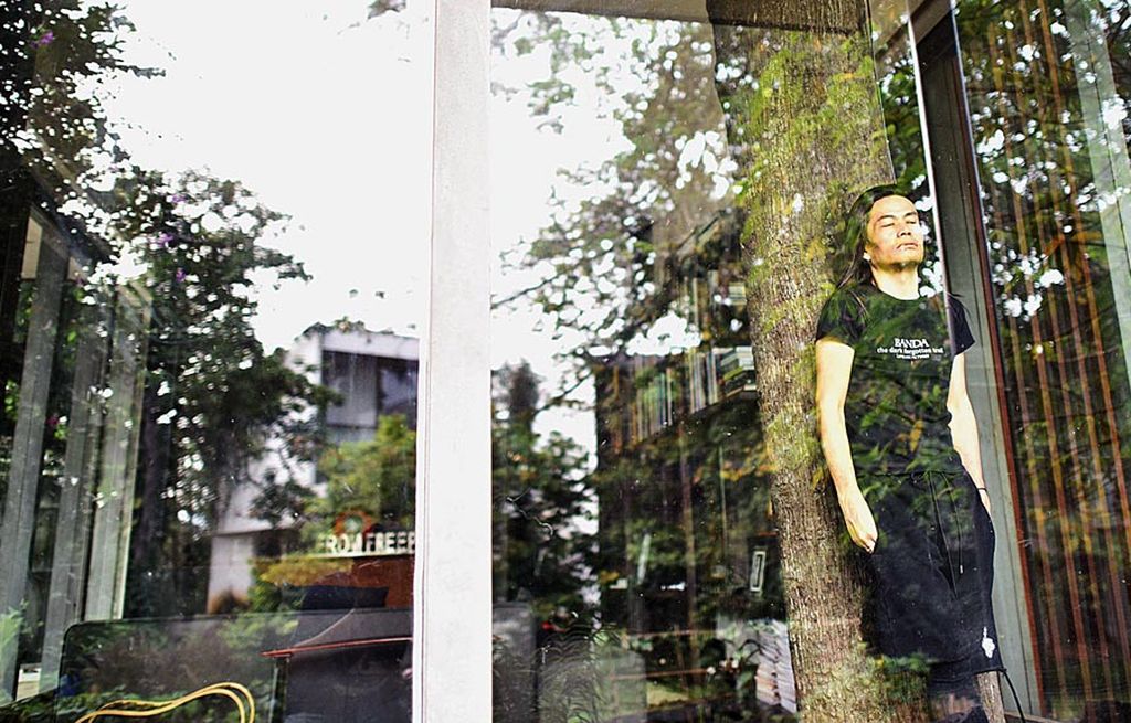  Rumah Jay Subiyakto di kawasan Jati Padang, Jakarta Selatan. Pohon rambutan menjadi bagian dari ruang tamu.