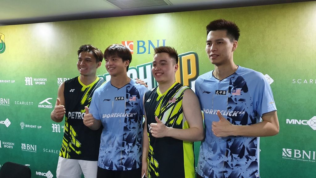 Ganda putra Malaysia, Aaron Chia/Nur Izzuddin dan Ong Yew Sin/Teo Ee Yi, berfoto setelah berlaga di turnamen BrightCup yang digelar PBSI di Tenis Indoor, Senayan, Jakarta, Jumat (11/11/2022).