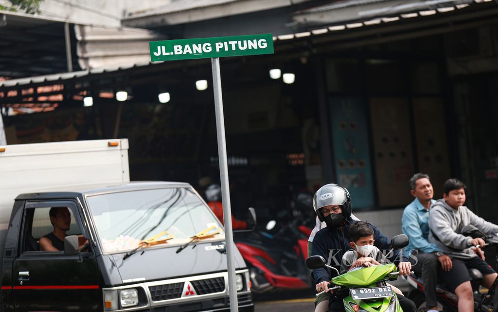 Nama Jalan Bang Pitung di pertigaan Rawa Belong, Jakarta, Rabu (22/6/2022). 