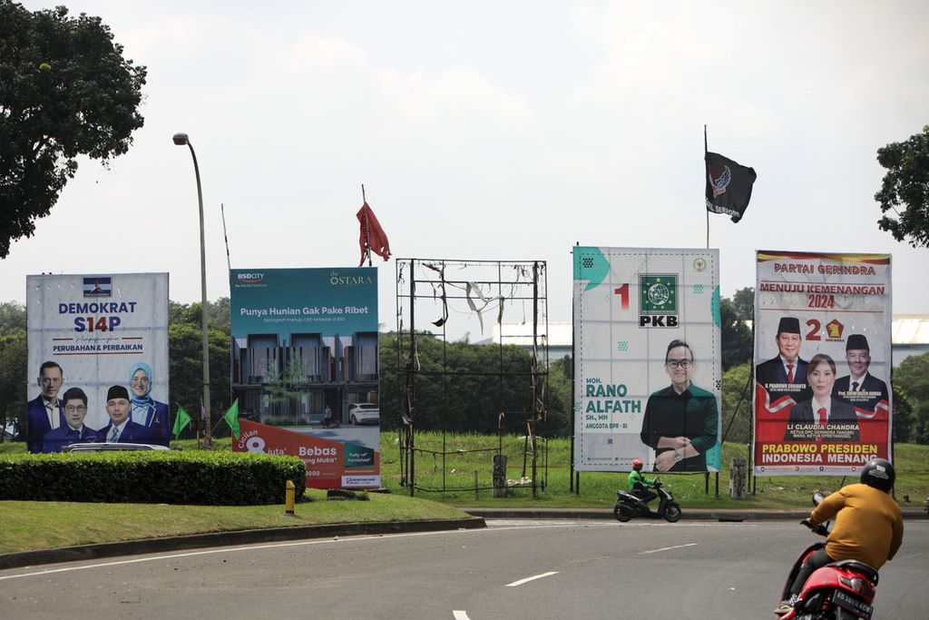 Meski belum memasuki masa kampanye, baliho dan poster partai politik dan tokoh partai politik mulai banyak menghiasi ruang-ruang publik, seperti di Serpong, Tangerang Selatan, Banten, 10 Maret 2023. 