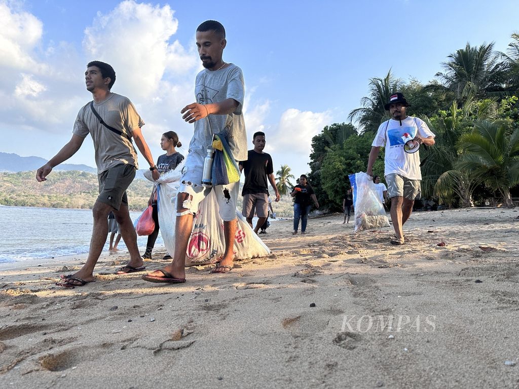 Aksi bersih-bersih Mura Rame di salah satu pantai di Larantuka, Flores Timur, Nusa Tenggara Timur, Rabu (1/11/2023).