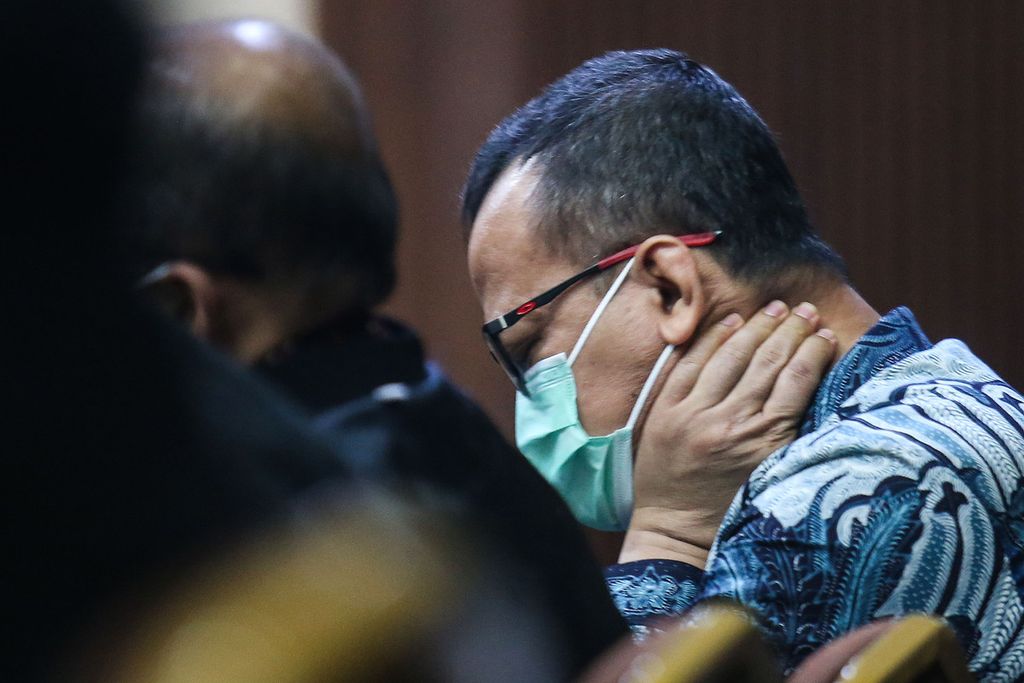 Bekas Menteri Kelautan dan Perikanan Edhy Prabowo menjalani sidang di Pengadilan Tindak Pidana Korupsi Jakarta Pusat, Selasa (15/6/2021). 
