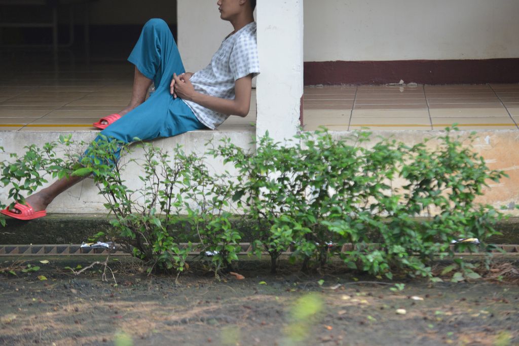 Seorang pasien duduk di lorong Rumah Sakit Jiwa Dr Soeharto Heerdjan, Jakarta Barat, Jumat (7/10/2022). Kementerian Kesehatan merilis data sekitar 20 persen masyarakat Indonesia yang memiliki potens-potensi gangguan jiwa pada tahun 2021. Selain itu, jumlah psikiater di Indoneisa masih tergolong rendah dengan angka 1.053 orang.