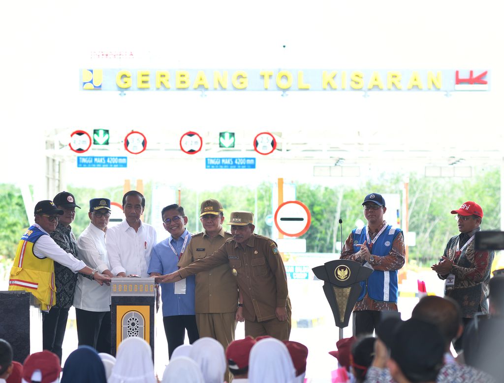 Presiden Joko Widodo meresmikan Jalan Tol Indrapura-Lima Puluh-Kisaran sepanjang 47,75 kilometer di Kabupaten Asahan, Sumatera Utara, Rabu (16/10/2024).