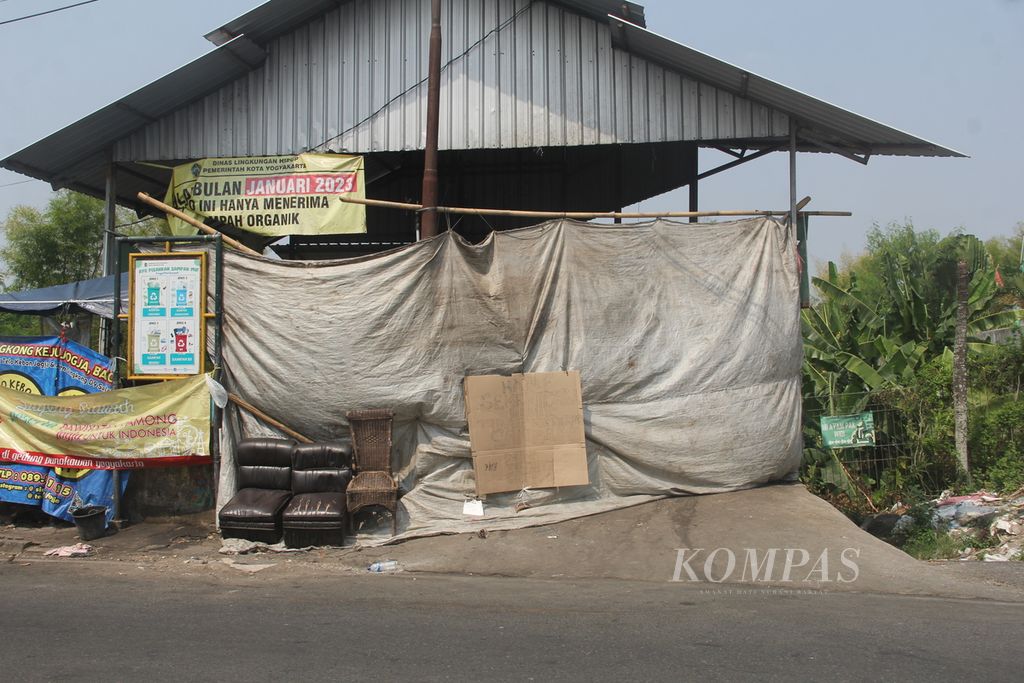 Tempat penampungan sementara (TPS) sampah di wilayah Kecamatan Gondokusuman, Kota Yogyakarta, ditutup dengan kain dan tidak melayani pembuangan sampah, Senin (24/7/2023). 