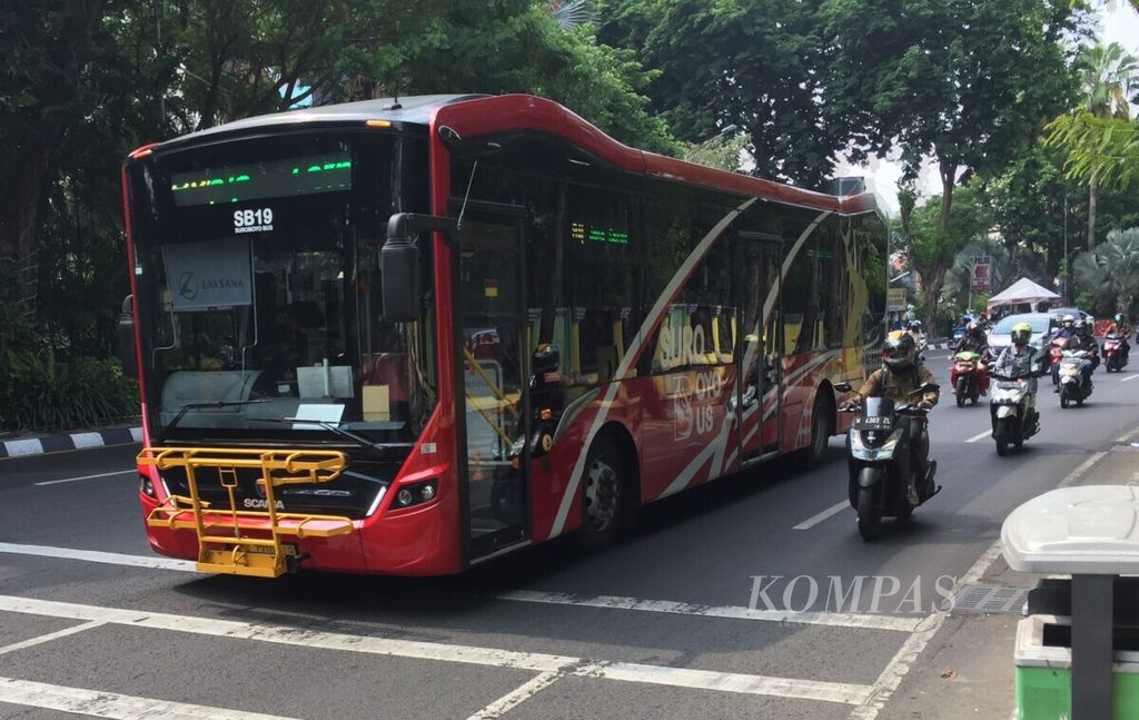 Suroboyo Bus crossing Jalan Raya Darmo, Surabaya, East Java, Thursday (4/11/2021). The Suroboyo Bus serves the Purabaya - Rajawali route which is the first route since April 7 2018.