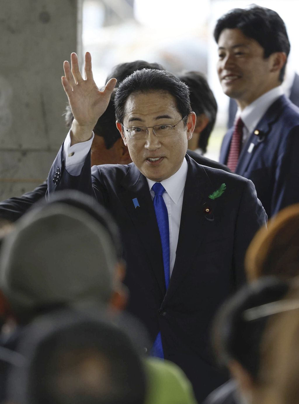 Perdana Menteri Jepang Fumio Kishida melambaikan tangan saat mengunjungi sebuah pelabuhan di Wakayama, Jepang barat, 15 April 2023. Saat akan berpidato di lokasi itu terdengar suara ledakan keras yang diduga sebagai serangan bom rakitan. 