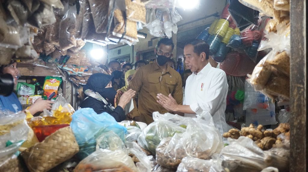 Presiden Joko Widodo di sela-sela kunjungan ke Surabaya, Jawa Timur, Sabtu (18/2/2023), mendatangi Pasar Wonokromo untuk menyapa pedagang, salah satunya di kios milik Sulastri (61). Presiden ingin mendengar dari pedagang tentang situasi harga pangan dan komoditas kebutuhan pokok.