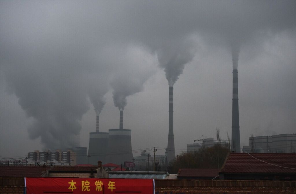 Asap hitam dari pembangkit listrik di Datong, Provinsi Shanxi, China, yang menggunakan batubara pada 19 November 2015. Presiden China Xi Jinping pada 21 September 2021 mengumumkan bahwa China berhenti mendanai proyek-proyek berbasis batubara di luar negeri, tetapi belum mengurangi pemakaian di dalam negeri.