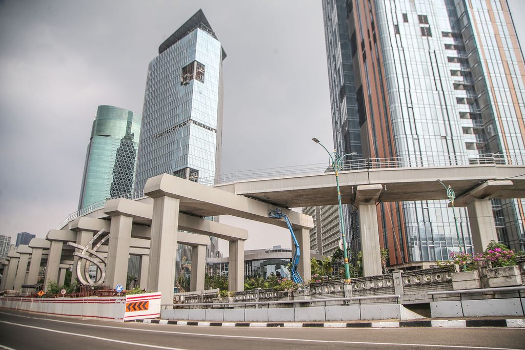 Para pekerja menyelesaikan pengerjaan akhir pembangunan prasarana kereta ringan (LRT) Jabodetabek di kawasan Kuningan, Jakarta, Sabtu (5/6/2021). Per akhir Mei 2021, pembangunan LRT Jabodetabek telah mencapai 84,76 persen. 