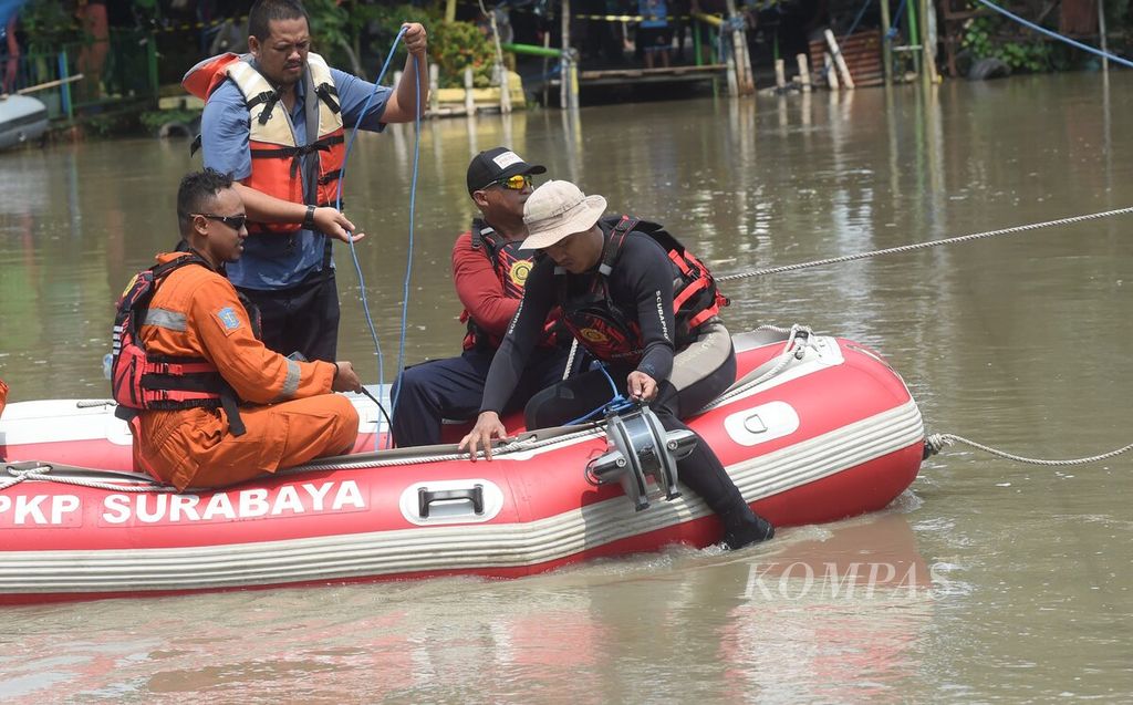 Petugas menggunakan kamera bawah air untuk membantu mencari korban hilang dalam tenggelamnya perahu penyeberangan atau perahu tambangan yang menghubungkan Jalan Mastrip dengan Jalan Pagesangan di Kali Surabaya, Surabaya, Sabtu (25/3/2023). 