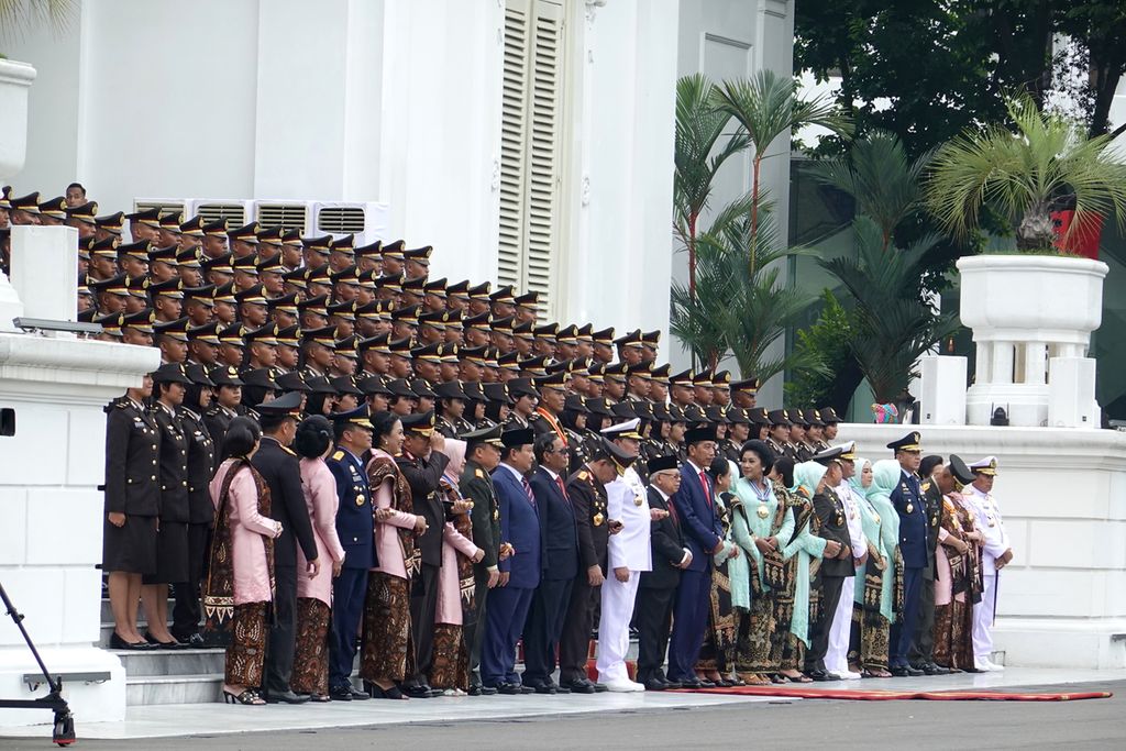 Acara foto bersama seusai Upacara Prasetya Perwira (Praspa) TNI-Polri Tahun 2023 digelar di halaman Istana Merdeka, Jakarta, pada Rabu (26/7/2023).