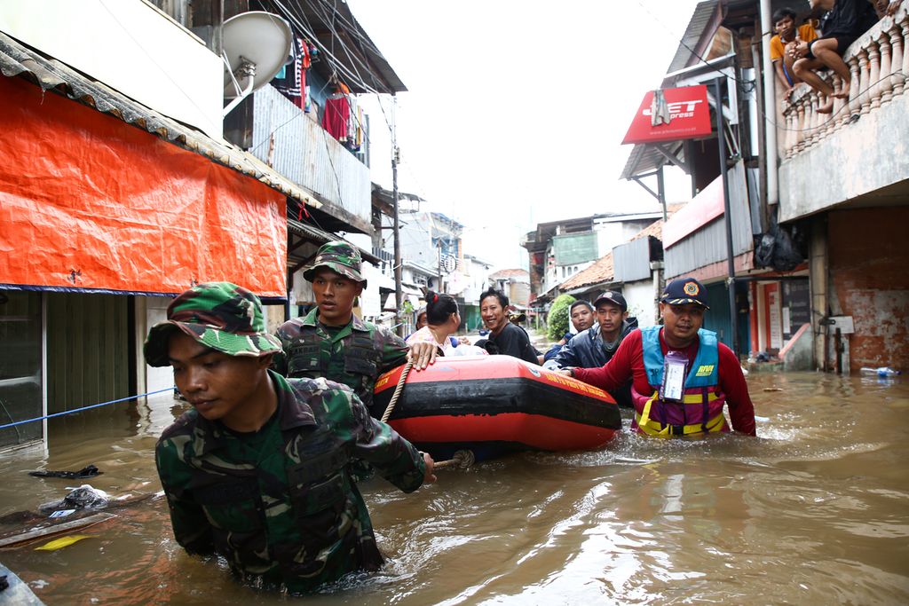 Personel TNI membantu evakuasi warga menggunakan perahu karet di kelurahan Karet Tengsin, Tanah Abang, Jakarta Pusat, Selasa (25/2/2020). Banjir akibat curah hujan yang tinggi ini tidak hanya merendam kawasan pemukiman, tetapi juga memutus akses jalan di sejumlah wilayah di Jakarta, Bekasi, dan Tangerang. 