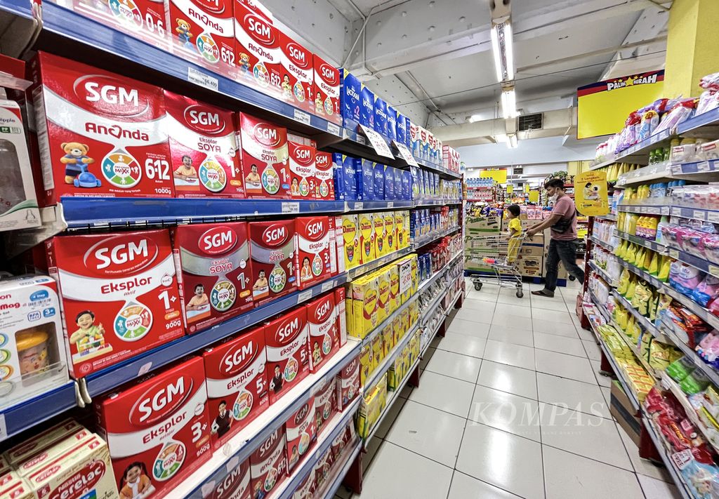 Deretan rak yang berisi susu formula dari berbagai merek untuk berbagai tingkatan usia balita di sebuah supermarket di kawasan Tanah Abang, Jakarta Pusat, Kamis (29/9/2022).