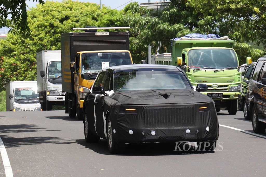 Mobil dengan wujud mirip Rolls Royce Phantom dengan selubung kain melintas beriringan di Jalan Siligita, Nusa Dua, Bali, Selasa (8/11/2022). Rombongan delegasi negara peserta KTT G20 sebagian telah tiba di Bali untuk mempersiapkan berbagai hal terkait acara pertemuan para pemimpin negara G20 itu.