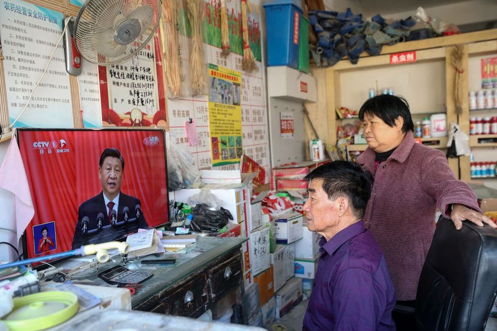 Melalui layar televisi, warga menyaksikan Presiden Xi Jinping berpidato pada upacara pembukaan Kongres Nasional ke-20 Partai  Komunis China di Huaibei, Provinsi Anhui, China, 16  Oktober 2022. 
