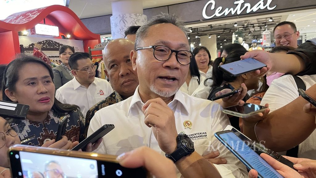 Minister of Trade Zulkifli Hasan was interviewed after the press conference of the Indonesia Shopping Festival 2023 in Jakarta, on Thursday (10/8/2023).