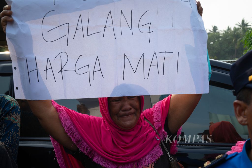 Seorang perempuan menangis ketika melakukan aksi untuk menolak relokasi terkait proyek Rempang Eco City di Pulau Rempang, Kota Batam, Kepulauan Riau, Jumat (6/10/2023).