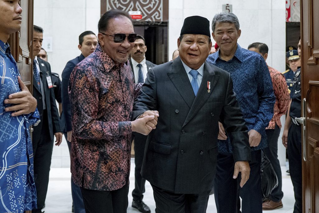 Perdana Menteri Malaysia Anwar Ibrahim (tengah, kiri) menyambut kedatangan calon presiden pemenang Pemilu 2024, yang juga Menteri Pertahanan, Prabowo Subianto di Kantor Perdana Menteri di Putrajaya, Malaysia, Kamis (4/4/2024). 